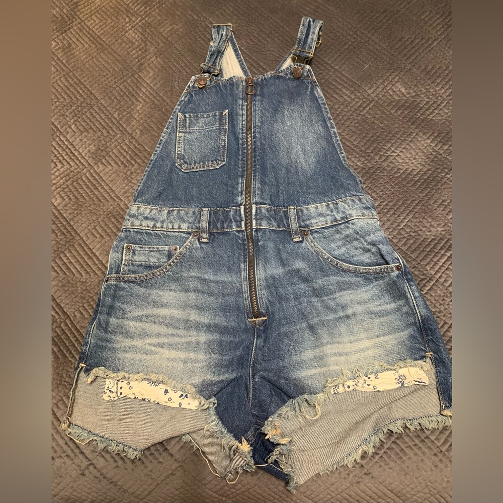 067 Free People NWOT MSRP $118.  Denim Overalls - Picture 2 of 5